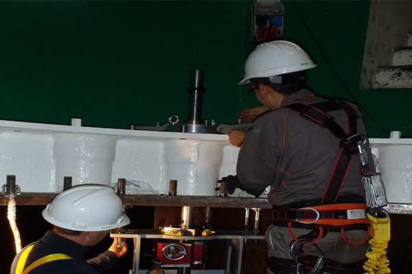 operarios en reparacion in situ en central hidroelectrica